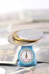 日本円の価値を量っているイメージ