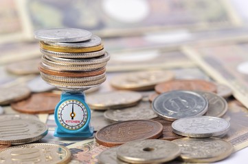 日本円の価値を量っているイメージ