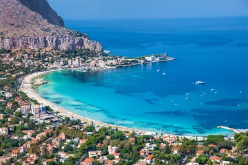 Foto op Plexiglas Palermo Panoramisch uitzicht op het witte strand van Mondello in Palermo, Sicilië.