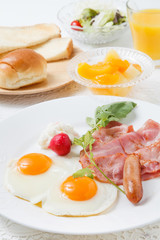 目玉焼きの朝食