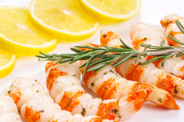 Cooked unshelled shrimps with lemon.