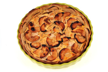 Tarte aux pommes dans un plat