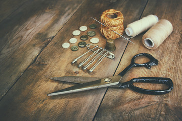 Fond vintage avec outils de couture et kit de couture sur bois