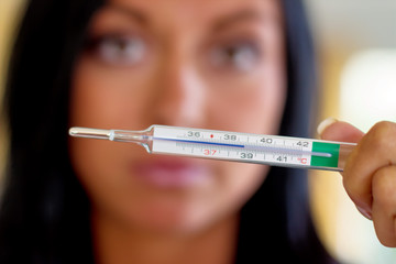 Frau mit Fieberthermometer