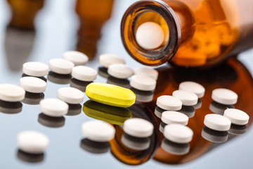 Viele Tabletten mit Beh&auml;lter