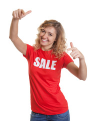 Coole blonde Frau im Sale-Shirt