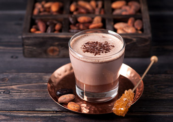 boisson au cacao ou chocolat chaud et fèves de cacao