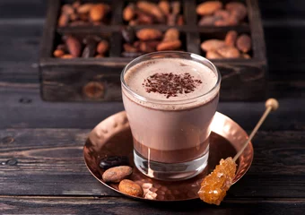 Lichtdoorlatende gordijnen Chocolade cacaodrank of warme chocolademelk en cacaobonen