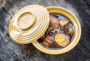 kai pa-loh ou Porc aux cinq épices, plat Thaïlandais