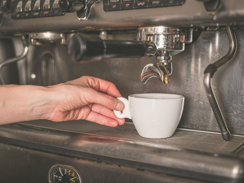 Hand operating coffee machine