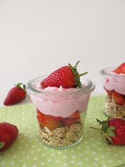 Schichtdessert mit Müsli, Erdbeeren, Joghurtcreme
