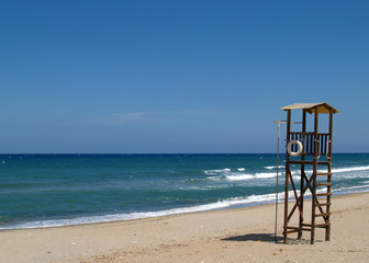 Bademeister-Asuguck am leeren Strand