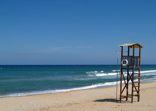 Bademeister-Asuguck am leeren Strand