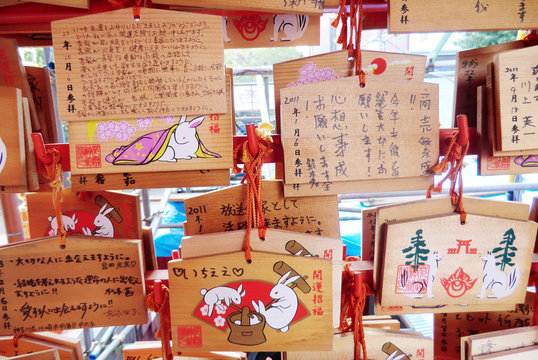 Holztafeln voller Wünsche in Tokyo