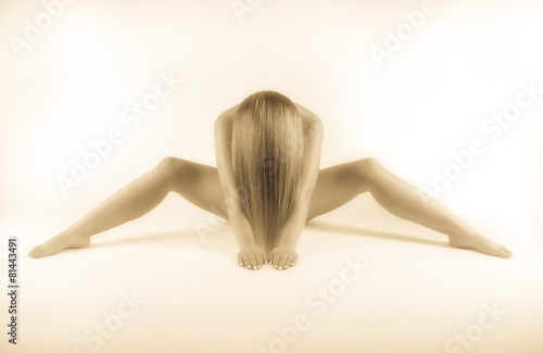 33+ Nackt bilder von frauen , &quot;Frau nackt sitzt auf dem Boden nach vorne gebeugt&quot; Stockfotos und