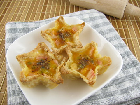 Bl&auml;tterteig-T&ouml;rtchen mit Rhabarber und Maracuja