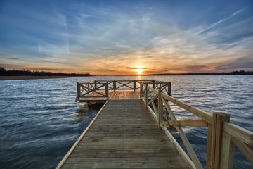 Naklejka premium Pusty pomost na jeziorze