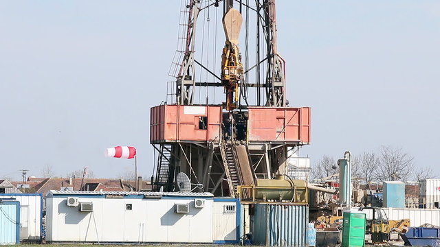 land oil drilling rig with workers
