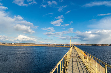 Рефтинское водохранилище с дамбой, Россия, Урал