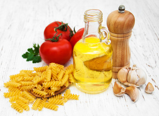 tomatoes, fusilli, garlic and olive oil