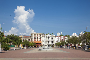 Naklejka premium Vista del famoso Camellón de los Mártires en la ciudad antigua de Cartagena de Indias en Colombia