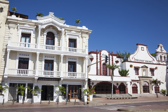 Hermosas fachadas de los edificios coloniales de la ciudad amurallada de Cartagena de Indias en Colombia. Antiguos teatros de Cartagena