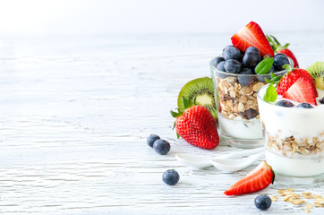 Healthy breakfast with muesli in glass, fresh berries and yogurt - obrazy, fototapety, plakaty