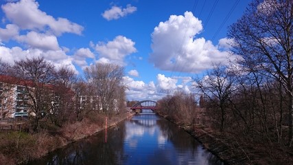 Blick von einer Brücke auf den Spreekanal in Berlin