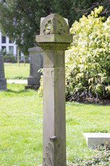 alter Grabstein, Seitenansicht