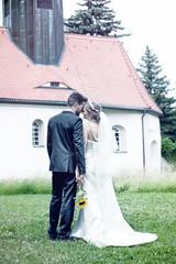 Brautpaar vor der Kirche
