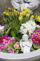 Betender Engel im Blumentopf