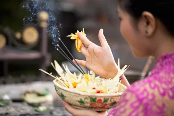 Crédence de cuisine en verre imprimé Bali offrande traditionnelle aux dieux