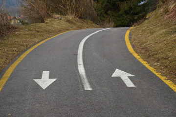 strada con frecce strada ciclabile
