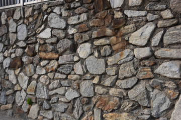 muro di sassi pietre