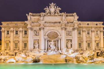 Fototapeta na wymiar Fountain Trevi during evening hours in Rome