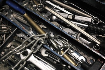 Werkzeugbox mit Metallkette