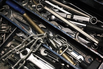 Fototapeta premium Werkzeugbox mit Metallkette