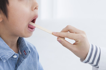 Doctor sees a child's throat
