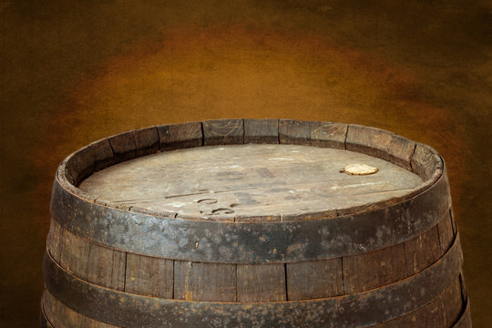Altes Weinfass vor antiken Hintergrund