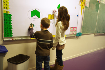 école primaire - enfants au tableau