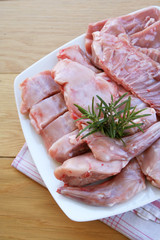 carne di coniglio con rosmarino su piatto