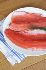 filetti di trota iridea con erba cipollina su piatto