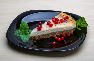 Cheesecake with berries and mint