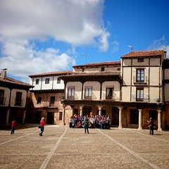 Obraz premium Grupo de gente en plaza de pueblo