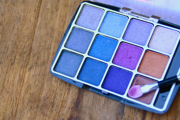 palette de couleurs de fard à paupières et pinceau