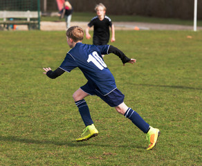 Obraz premium Młody piłkarz