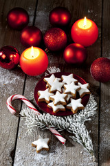 Zimtsterne mit Weihnachtsdekoration auf Holzuntergrund