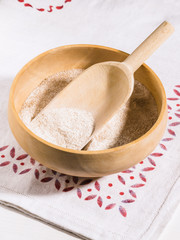 Holzschüssel, Mehlschaufel aus Holz, Weizenvollkorn