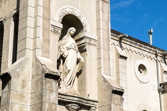 Eglise et statue vierge Marie