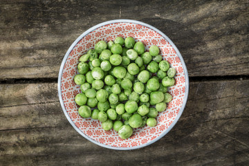 Erbsen in Schüssel, Holz